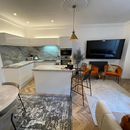 Central Period 2 Bed With Free Parking On Site Sleeps 1-6 *