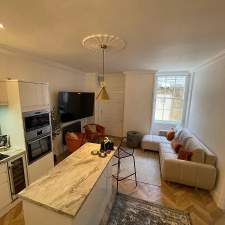 Central Period 2 Bed With Free Parking On Site Sleeps 1-6 *