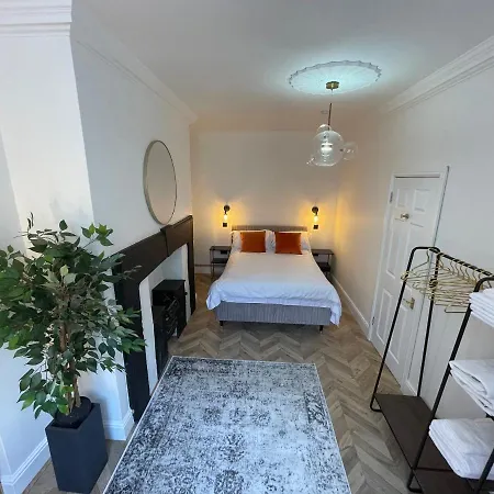 Central Period 2 Bed With Free Parking On Site Sleeps 1-6 Appartement