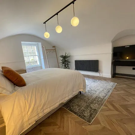 Central Period 2 Bed With Free Parking On Site Sleeps 1-6 *