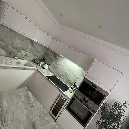 Central Period 2 Bed With Free Parking On Site Sleeps 1-6 Appartement